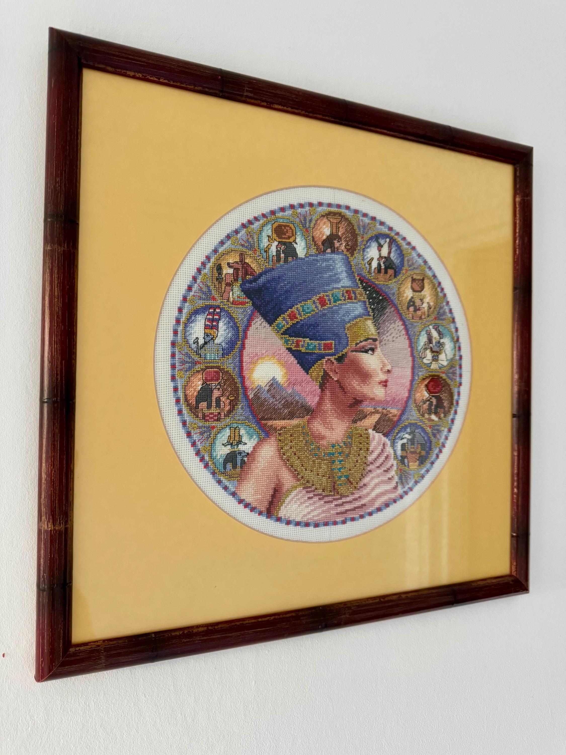 手作りの額入り刺繍絵ネフェルティティの肖像画と古代エジプトの神々  