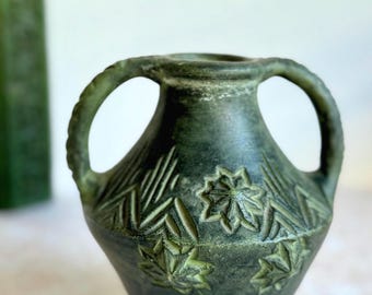 Midcentury Handgemachte Spanische Grüne Patina Keramik Vase. Vintage Studio Kunstkeramik von Francisco Figueras, 1960er Jahre. Kleine rustikale geschnitzte Amphore.