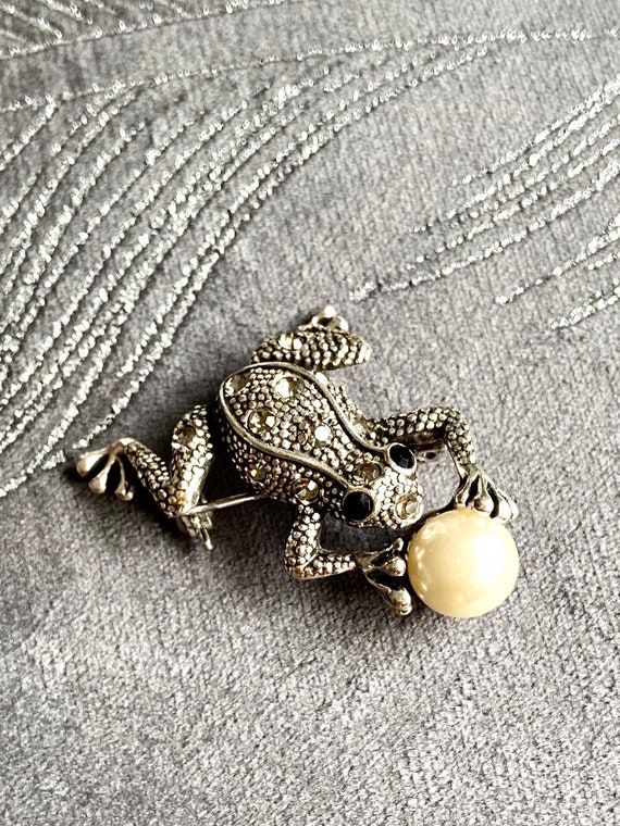 Pearly Peach Frog Brooch with Rhinestone Eyes
