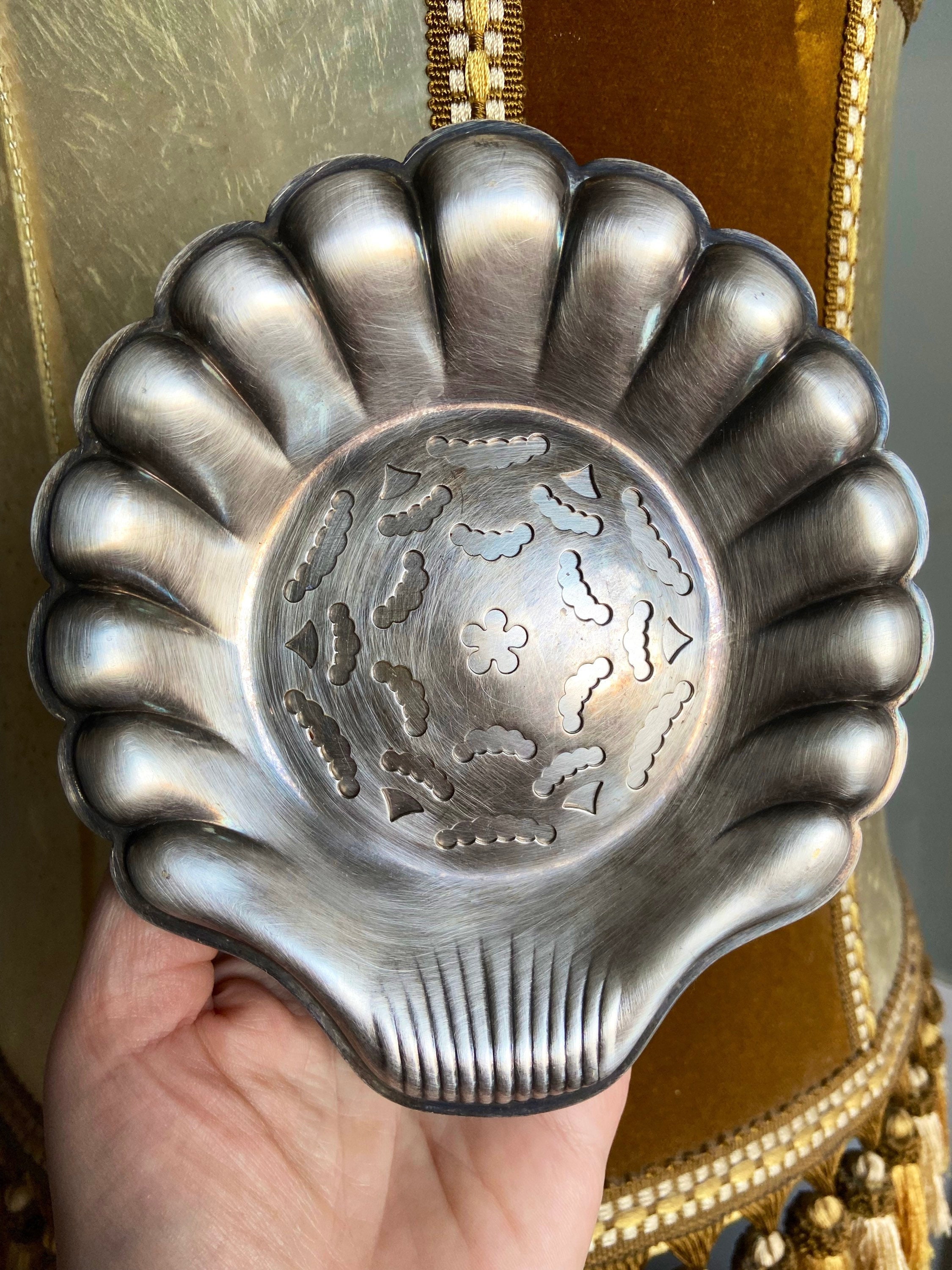 Vintage Français Silver Plated Butter Moulding & Serving Dish. Argenterie Marquée en Forme de Coquil