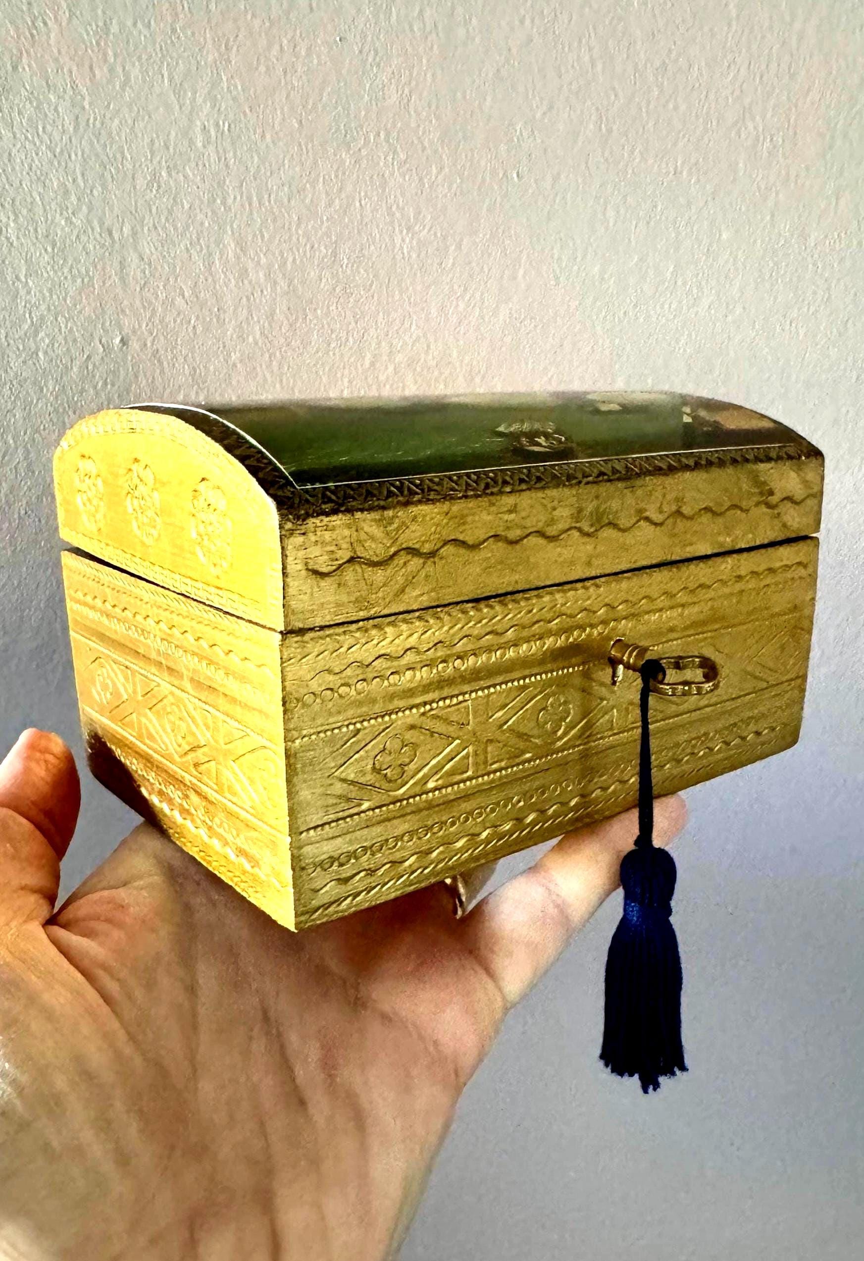 ヴィンテージイタリアン木製収納ボックス：金彫りの鍵付き秘密箱