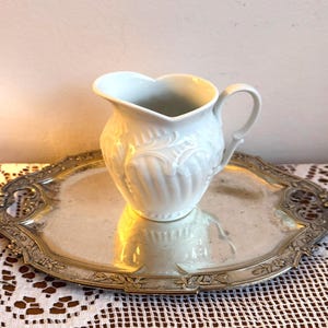 LIMOGES Vintage Französische Weiß Geprägte Porzellan Milchkännchen. Antikes Markiertes Blumenreliefdekor Kleiner Krug.