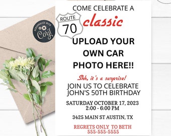Puede incluir: Una invitación imprimible para una fiesta de cumpleaños número 50. La invitación presenta un letrero vintage de la Ruta 70 con la palabra "clásico" en texto rojo. La invitación dice "Ven a celebrar un clásico. Sube tu propia foto de coche aquí!" e incluye la fecha, la hora y la ubicación de la fiesta. La invitación también dice "Shh, ¡es una sorpresa!" y "Regrets Only to Beth 555-555-5555".