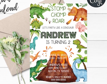 Pode incluir: Um convite para uma festa de aniversário com tema de dinossauro. O convite apresenta ilustrações em aquarela de vários dinossauros, um vulcão e palmeiras. O texto inclui "STOMP CHOMP ROAR!" e "ANDRÉ FAZ 2 ANOS". As palavras "download instantâneo" também são visíveis.