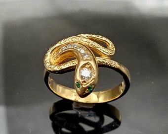 Gorgeous Classic 14k Gold Diamond and Emerald Snake ring