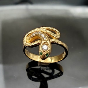 Gorgeous Classic 14k Gold Diamond and Emerald Snake ring