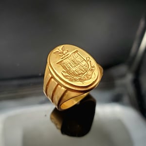 Stunning Unique 14K Gold Oval Crest Ring