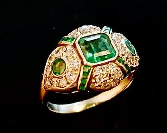 Elegant Platinum Diamond and Emerald Art Deco ring