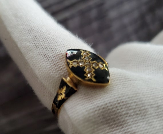 Antique 18k gold enamel and diamond memorial ring - image 5