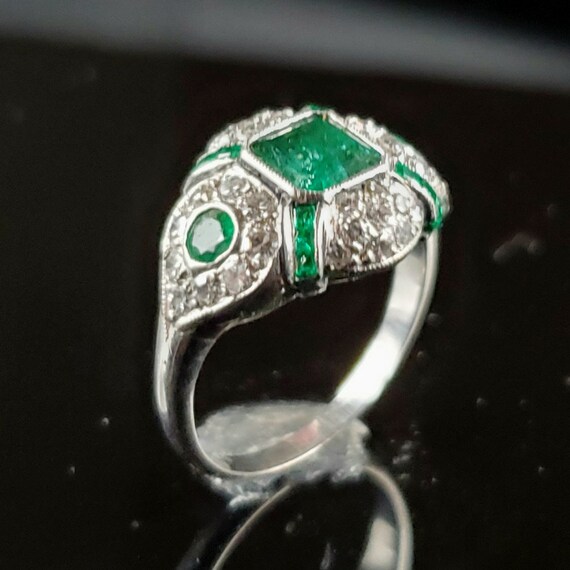 Elegant Platinum Diamond and Emerald Art Deco ring - image 4