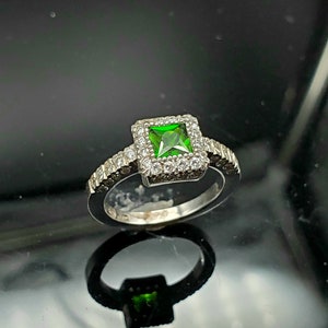 Vintage 14K White Gold Diamond and Chrome Diopside ring