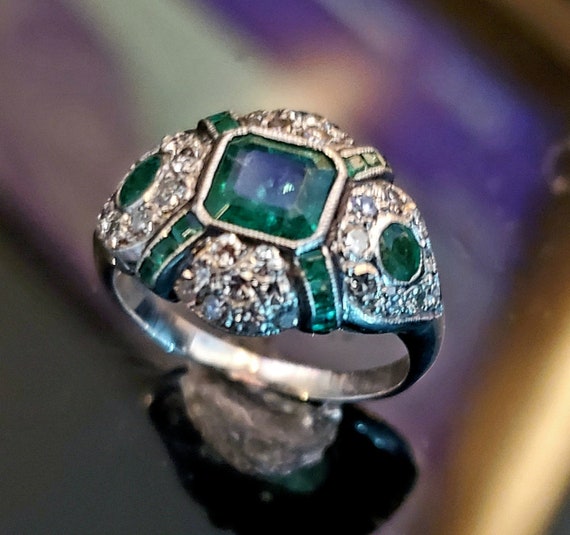 Elegant Platinum Diamond and Emerald Art Deco ring - image 1