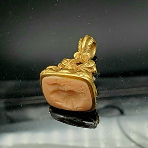 Beautifully Detailed Vintage 14K Gold Fob Seal pendant