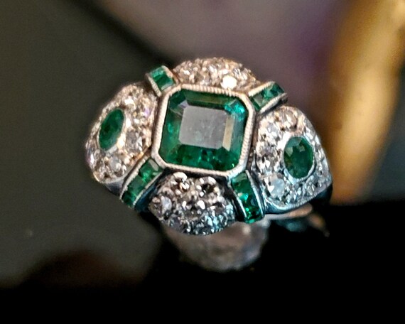 Elegant Platinum Diamond and Emerald Art Deco ring - image 5