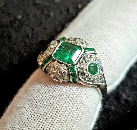 Elegant Platinum Diamond and Emerald Art Deco ring - image 7