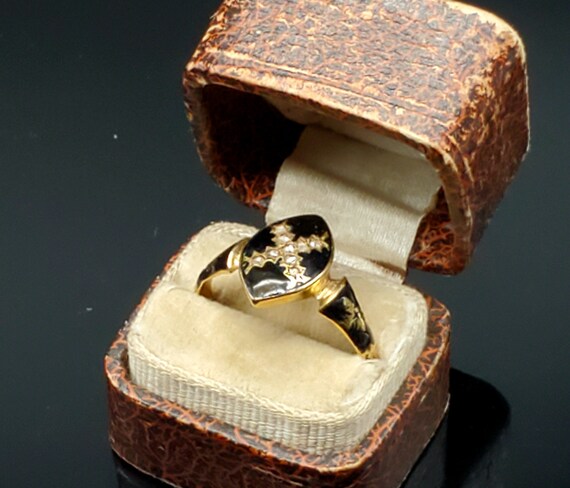 Antique 18k gold enamel and diamond memorial ring - image 4