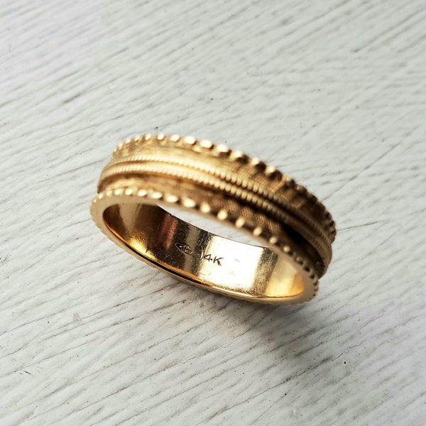 Vintage beautifully detailed 14K Band ring