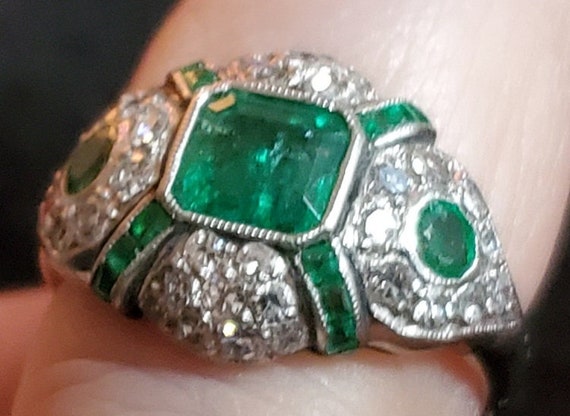 Elegant Platinum Diamond and Emerald Art Deco ring - image 3