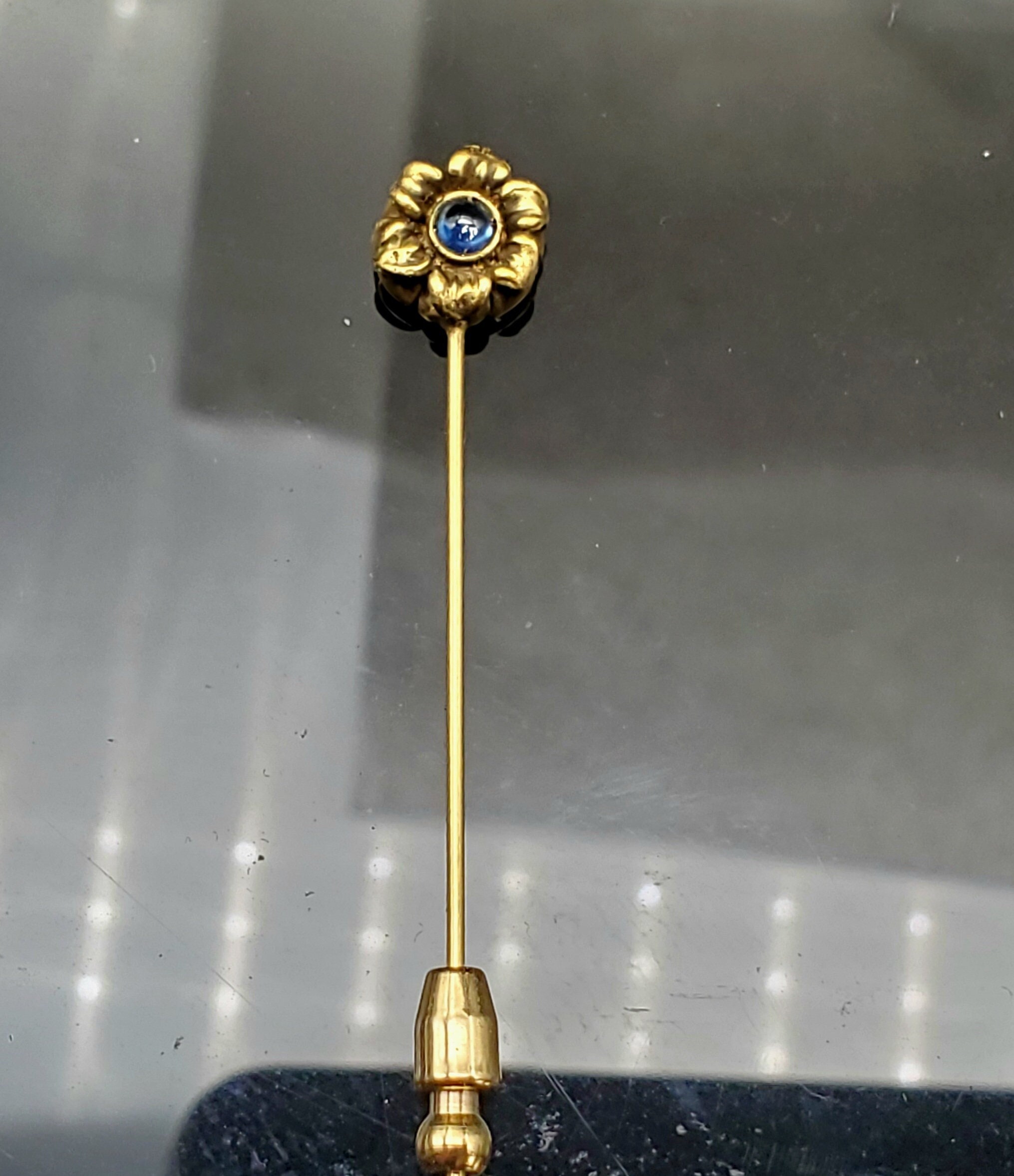 Nicely detailed Vintage 14K Gold Saphire in Flower Stick Pin