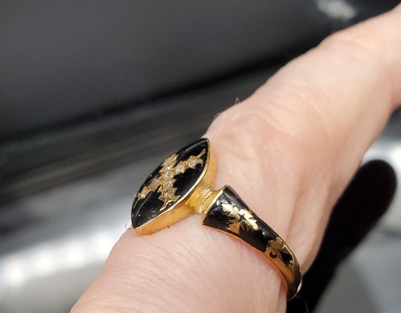 Antique 18k gold enamel and diamond memorial ring - image 2