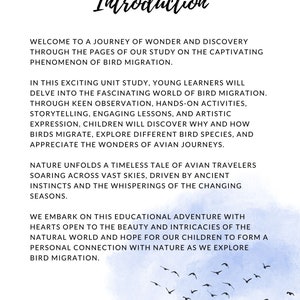 K&ouml;nnte beinhalten: Wei&szlig;es Papier mit dem Wort &bdquo;Introduction&ldquo; in Schreibschrift. Der Text beschreibt eine Lerneinheit &uuml;ber Vogelzug, mit blauem Aquarellwasch und Silhouetten von V&ouml;geln im Flug am unteren Rand.