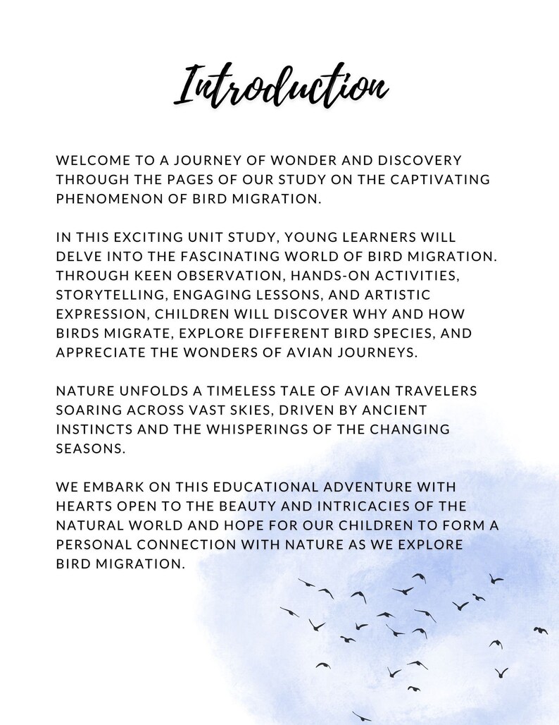 K&ouml;nnte beinhalten: Wei&szlig;es Papier mit dem Wort &bdquo;Introduction&ldquo; in Schreibschrift. Der Text beschreibt eine Lerneinheit &uuml;ber Vogelzug, mit blauem Aquarellwasch und Silhouetten von V&ouml;geln im Flug am unteren Rand.