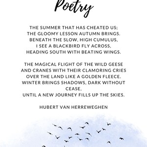 K&ouml;nnte beinhalten: Wei&szlig;er Druck mit dem Wort "Poetry" in Schreibschrift, gefolgt von einem Gedicht &uuml;ber die Jahreszeiten. Das Bild zeigt eine blaue Aquarellwaschung und einen Schwarm schwarzer V&ouml;gel im Flug, der Bewegung suggeriert.