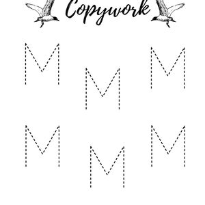 K&ouml;nnte beinhalten: Ein wei&szlig;es Blatt mit dem Wort "Copywork" in Schreibschrift, flankiert von zwei Vogelillustrationen. Darunter sind sechs gepunktete Gro&szlig;buchstaben "M" in zwei Reihen angeordnet, zum Nachzeichnen und &Uuml;ben der Handschrift.
