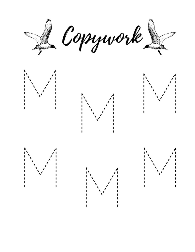 K&ouml;nnte beinhalten: Ein wei&szlig;es Blatt mit dem Wort "Copywork" in Schreibschrift, flankiert von zwei Vogelillustrationen. Darunter sind sechs gepunktete Gro&szlig;buchstaben "M" in zwei Reihen angeordnet, zum Nachzeichnen und &Uuml;ben der Handschrift.