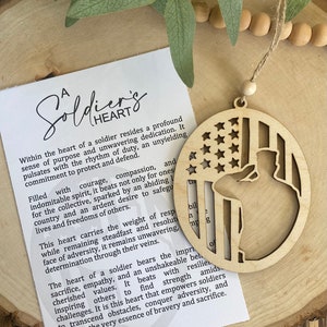 Story Card Ornament, Soldatenverzierung, Herz des Soldaten, militärische Verzierung, Geschenk für Militärpersonal, personalisierte Verzierung, hergestellt in den USA