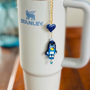 Blauwe hond cartoon strobedel - rietje bevestiging - bekeraccessoire - bekerbedel - kousvuller - tekenfilmhond