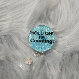 Hold On Im Counting Austauschbare Abzeichen Reel, OB Nurse Abzeichen Reel, ausziehbare Arbeit und Lieferung Krankenschwester Abzeichen Reel, Baby RN, OBGYN Anstecker