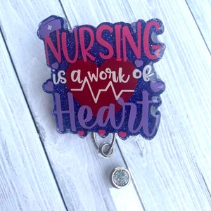 La enfermería es un carrete de insignia intercambiable de trabajo de corazón, carrete de insignia de hospicio, trabajo de corazón, titular de la tarjeta de clave de enfermera, tarjeta de identificación RN, retráctil