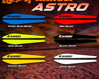 Può includere: Quattro paia di adesivi in ​​vinile nero e colorato con la parola "KANSEI" in lettere bianche. Gli adesivi hanno la forma di una coppia di frecce che puntano in direzioni opposte. I colori sono blu iper, rosso, giallo acido e giallo canarino.