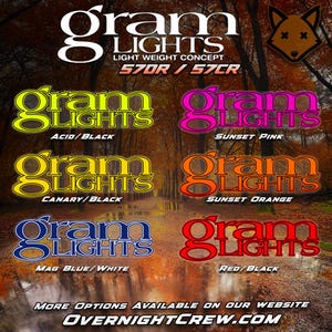 Peut inclure: Un design graphique présentant le texte "gram LIGHTS" en différentes couleurs, notamment jaune, rose, orange, bleu et rouge. Le texte est placé sur un fond de feuillage d'automne. Les textes "LIGHT WEIGHT CONCEPT" et "57OR/57CR" sont également visibles. Les textes "MORE OPTIONS AVAILABLE ON OUR WEBSITE" et "OVERNIGHTCREW.COM" se trouvent en bas de l'image.