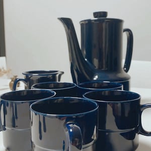 Teiera blu vintage con 5 tazze e una brocca di succo di frutta, vaso teiera blu, teiera che serve set per 5, set teiera blu ceramica, invito tea party