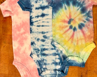 Pack de 3 monos de bebé teñidos: monos de algodón personalizados y hechos a mano