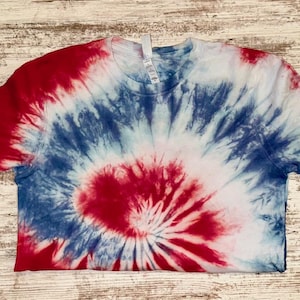 Rot und Blau Swirl Tie Dye Shirt | Vaterländisches Juli 4 T-Shirt | Erwachsenengrößen XS-4X | USA Pride Tee | Handgemachtes Shirt in Amerikanischen Farben