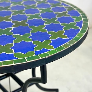 TAVOLO IN MOSAICO ARTISTICO, Zellige marocchino, design tradizionale personalizzato, tavolo in mosaico, tavolo verde e blu fatto a mano, tavolo con piastrelle moresche,