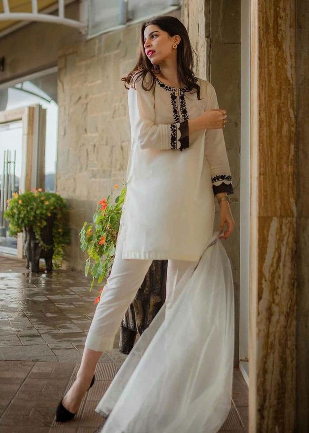 Women's White Chikankari Kurta Pant Set - Geeta Fashion | Kurta with pants,  Fashion, White pants