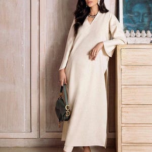 Conjunto de pantalón kurta de lino blanco roto: top recto con cuello en V y pantalón