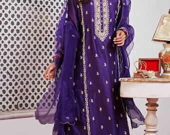 Könnte beinhalten: Eine violette bestickte Kurta mit passendem Dupatta und Hose. Die Kurta ist mit Gold bestickt und hat einen gewellten Saum. Der Dupatta ist durchsichtig und hat einen gewellten Rand. Die Hose ist einfarbig violett.