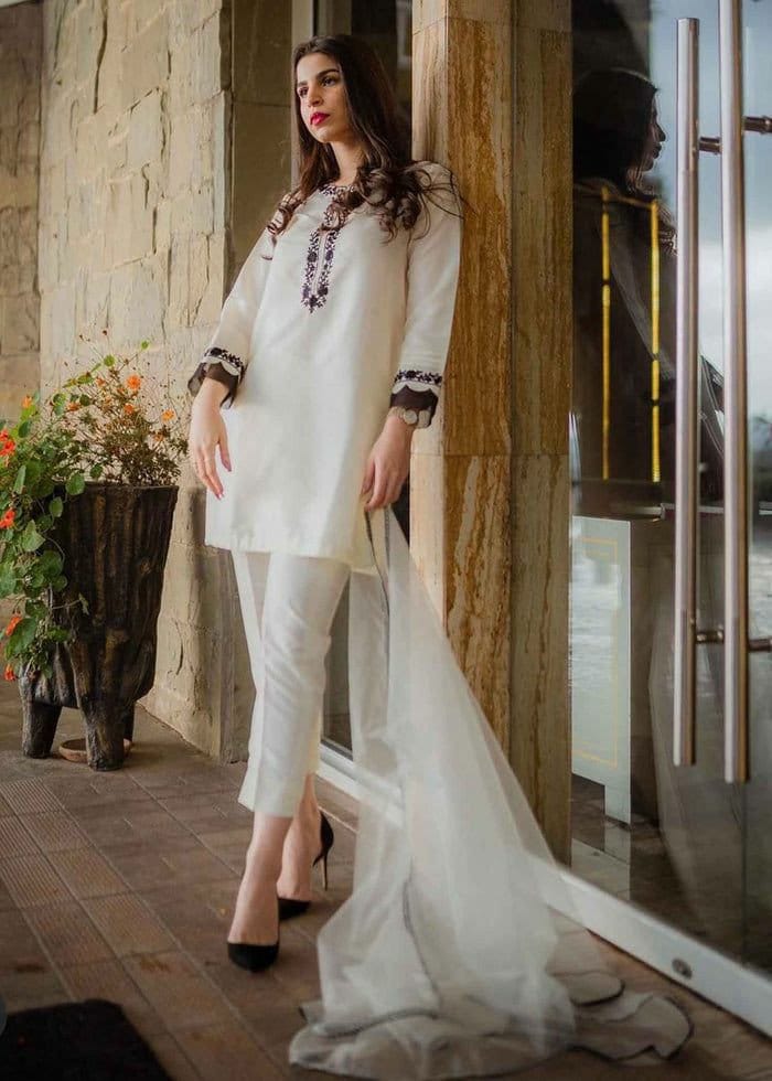 豪華刺繍クルタセット ホワイトパンツインドネパール衣装【Sサイズ】【OT15】 オフホワイトの生シルク刺繍入りクルティパンツスーツセット：全