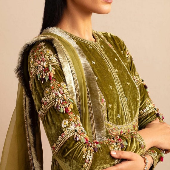 New Velvet Frocks Designs in Pakistan (2022 Collection) | Velvet evening  gown, Frock for women, Velvet dress designs