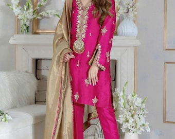 Pantaloni Kurta in seta rosa shocking con Dupatta in organza dorata: abbigliamento da sposa pakistano firmato
