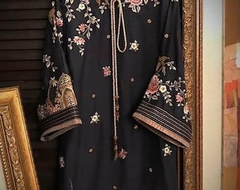 Könnte beinhalten: Eine schwarze bestickte Tunika mit Blumendesigns und einem Band am Ausschnitt.