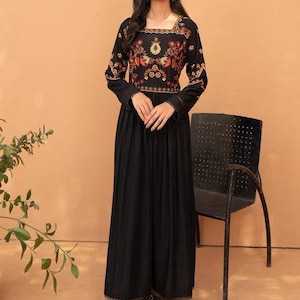 Vestido de seda negra con bordado floral: traje de fiesta hasta los tobillos