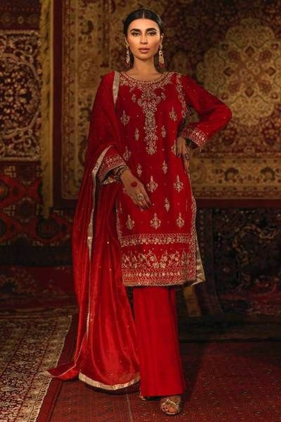 Punjabi Bride's Wedding Suit Has 'Garden Of Eden' And Mehendi Dress Has  Aquatic Life Embroidered