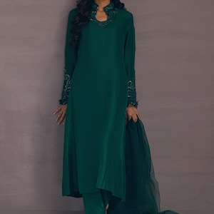 Smaragdgrüner Kurti Hosenanzug: Handbesticktes Indianerkleid