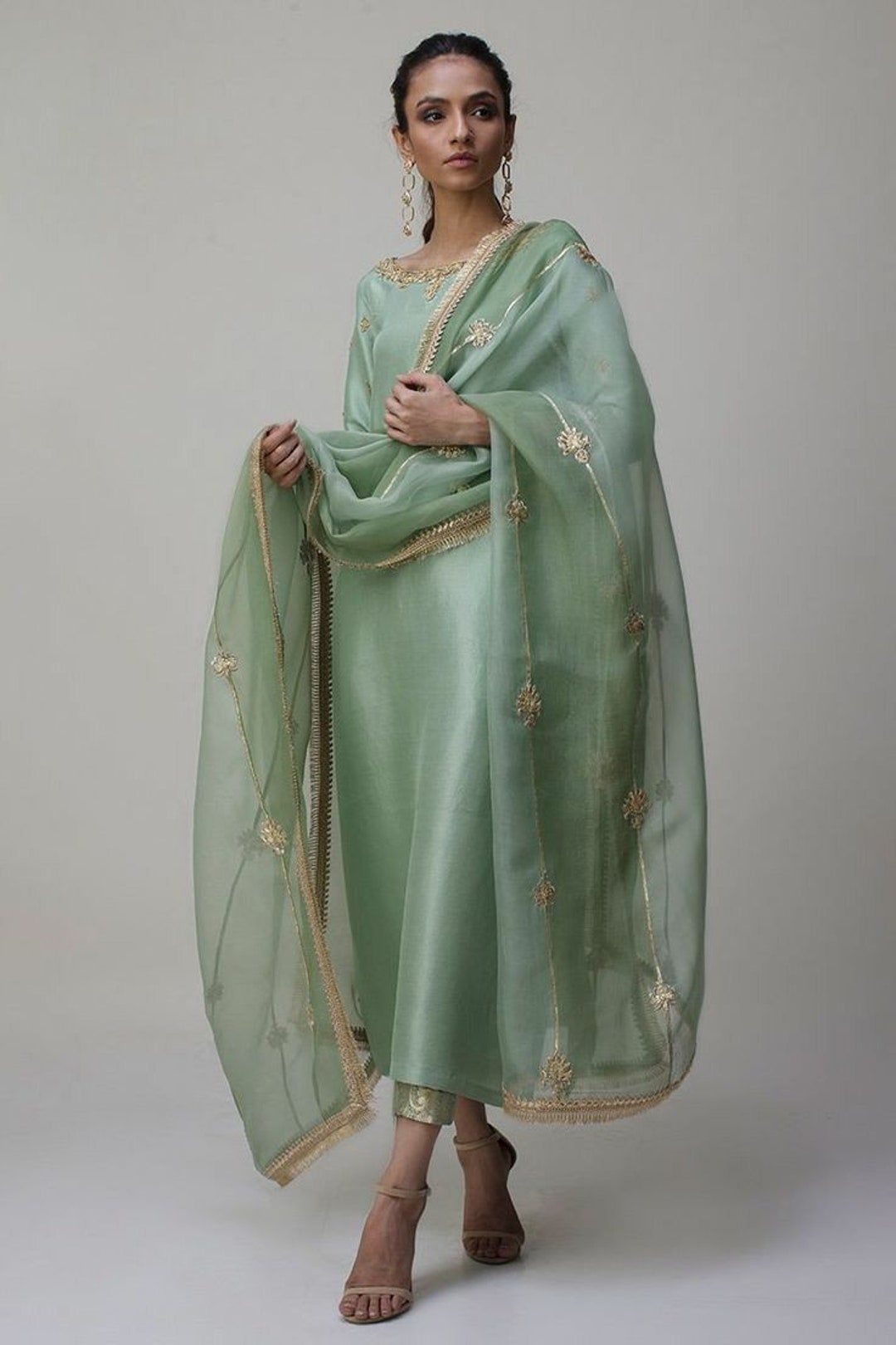 Faun Gloss Velvet Suit With Tilla Embroidery, Maroon Dupatta